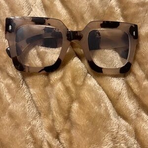 Elegant Tortoiseshell Square Glasses